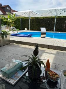 Galería fotográfica de Modernes Bungalow im wunderschönen Garten mit Pool en Friedrichshafen 4 fotos más