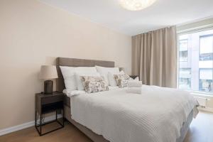 Ένα ή περισσότερα κρεβάτια σε δωμάτιο στο DINBNB Apartments l High-End l Balcony l Rooftop l Self Check-In