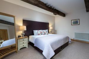 una camera da letto con un letto grande e uno specchio di The Stables a Boston