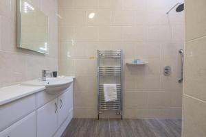 un bagno con lavandino e doccia di The Stables a Boston Altre 13 foto