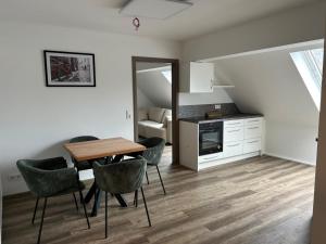 une cuisine et une salle à manger avec une table et des chaises dans l'établissement Haus Padberg, à Balve