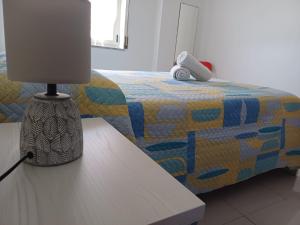 カーポ・リッツートにあるCASA VACANZA SUL MAREのベッドルーム1室(テーブルの上にランプ付きのベッド1台付) +12枚の写真