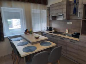Kuchyň nebo kuchyňský kout v ubytování Bodza Apartman + 4 fotografie