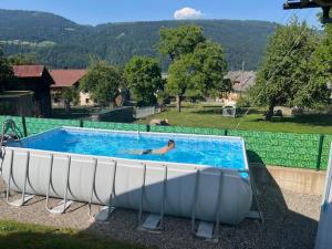 Bazén v ubytování Pension- Appartement Kristall nebo v jeho okolí