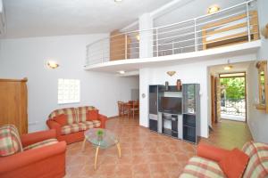 een woonkamer met oranje banken en een glazen tafel bij Apartments Risan in Risan