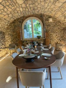 メナッジョにあるVilla Scala Menaggioの木製のテーブルと椅子のあるダイニングルーム