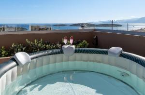 una piscina en el tejado de una casa en Evilion Home 2, en Agios Nikolaos 22 fotos más