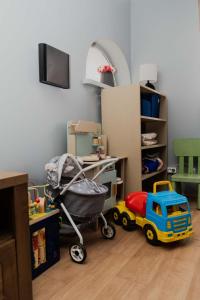 pokój z zabawkową ciężarówką i wózkiem dziecięcym w obiekcie Cottage Walteri w mieście Tetele +5 zdjęć