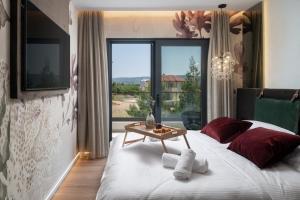 ein Schlafzimmer mit einem großen Bett mit einem Tisch darauf in der Unterkunft New! Luxury Villa Cvita-design award winner 2025 in Seline + 70 Fotos