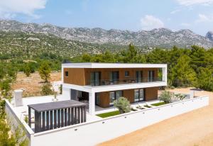 ein Haus mit Bergblick in der Unterkunft New! Luxury Villa Cvita-design award winner 2025 in Seline