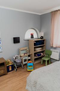 sypialnia z łóżkiem, stołem i biurkiem w obiekcie Cottage Walteri w mieście Tetele