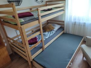 un lit superposé dans une chambre avec deux lits superposés dans l'établissement Apartament Wrzos Bieszczady, à Czarna