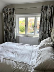 Voodi või voodid majutusasutuse Stunning Cottage with views of Windsor Castle toas +9 fotot