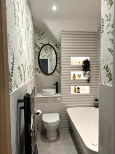 Vannituba majutusasutuses Stunning Cottage with views of Windsor Castle