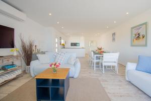 ein Wohnzimmer mit zwei Sofas und einem Tisch in der Unterkunft Rua do Paraiso 15 Oceanview Carvoeiro Retreat in Carvoeiro