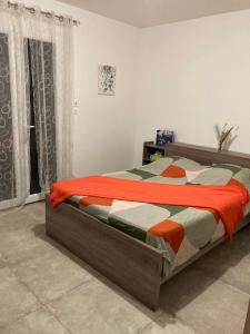 a bedroom with a bed with an orange at Chambre d'hôte, SdB & accès privé, piscine, jardin in Gémenos