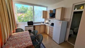 una piccola cucina con un frigorifero bianco e una finestra di The Tulip houses a Fethiye
