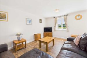 un salon avec un canapé et une table dans l'établissement Host & Stay - Easton Meadows Holiday Cottage, à Boynton