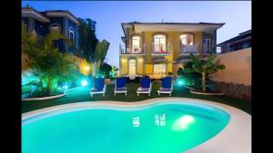 una villa con piscina di fronte a una casa di Villa Tenerife Luxe ad Adeje Altre 9 foto