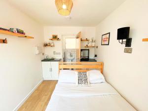 Η κουζίνα ή μικρή κουζίνα στο Carmen Suite EcoPod Treehouse in the city centre