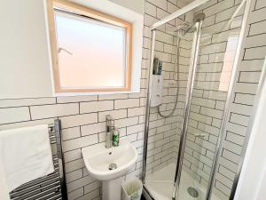 Ένα μπάνιο στο Carmen Suite EcoPod Treehouse in the city centre +1 φωτογραφίες