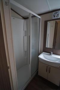 ein Badezimmer mit Dusche und Waschbecken in der Unterkunft Tranquil 3Bedroom Caravan Pets stay Free in Hunstanton