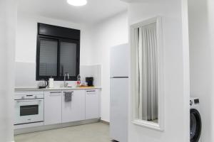 Luxury Suite Apartment #57 By Hashdera Eilat的厨房或小厨房