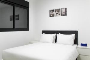 埃拉特Luxury Suite Apartment #57 By Hashdera Eilat的卧室内的白色床和白色枕头