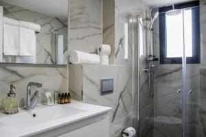 埃拉特Luxury Suite Apartment #57 By Hashdera Eilat的带淋浴和水槽的白色浴室 更多21张照片