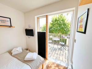 Ένα ή περισσότερα κρεβάτια σε δωμάτιο στο Dolores Suite EcoPod Treehouse in the city centre