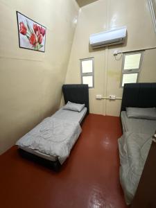 Кровать или кровати в номере Lepau Homestay Mukah