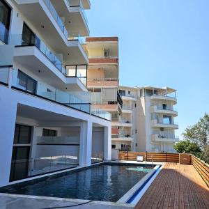 einen externen Blick auf ein Gebäude mit einem Pool in der Unterkunft Blue Horizon And Seaside Serenity in Sarandë