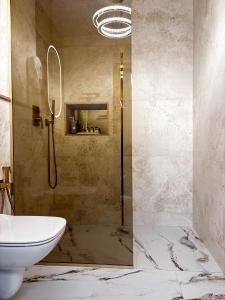 Un baño con ducha, inodoro y lavabo. en Airport SkyLuxe Luxury Residence, en Someşeni 25 fotos más