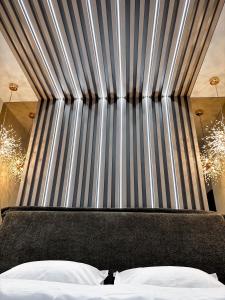 una cama en una habitación con una cortina y una cama sidx sidx en Airport SkyLuxe Luxury Residence, en Someşeni