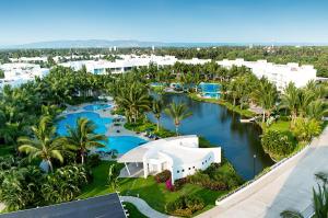 an aerial view of the pool at the resort at Departamento Mayan Lakes T9 - Albercas, club de playa, tenis, pádel y más in Acapulco