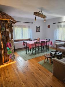 Зона вітальні в Seosko domaćinstvo „GABAR”