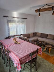 Зона вітальні в Seosko domaćinstvo „GABAR”