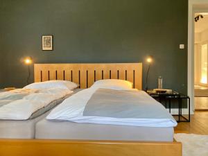 two beds sitting next to each other in a bedroom at Altstadt-Domizil-Friedberg in Friedberg