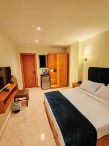 سرير أو أسرّة في غرفة في Kush Hotel, Grand Museum & Pyramids View
