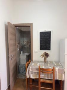 a dining room with a table and a sink at Casa Brezza Marina - Appartamento Brezza in Torre Lapillo
