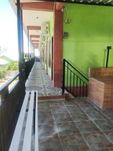 un pasillo vacío de un edificio con un banco en Penginapan Herlandy, en Komodo Labuan Bajo Airport