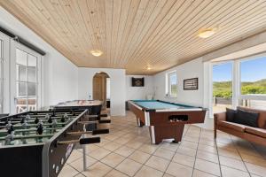 Μια τηλεόραση ή/και κέντρο ψυχαγωγίας στο Home With Activity Room Near The North Sea