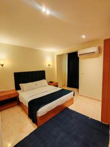 سرير أو أسرّة في غرفة في Kush Hotel, Grand Museum & Pyramids View