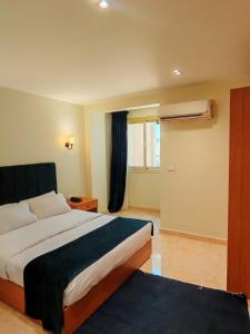 سرير أو أسرّة في غرفة في Kush Hotel, Grand Museum & Pyramids View