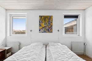 Ένα ή περισσότερα κρεβάτια σε δωμάτιο στο Home With Activity Room Near The North Sea