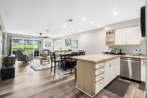 Il comprend une cuisine ouverte et un salon avec une salle à manger. dans l'établissement Catch the Sunrise - Branson Mo - Holiday Hills - 2bd Condo, à Branson