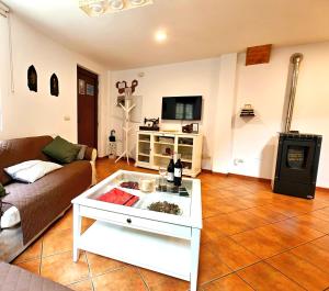 salon z kanapą i stołem w obiekcie Casa el Tejo w mieście San Cristóbal de Valdueza