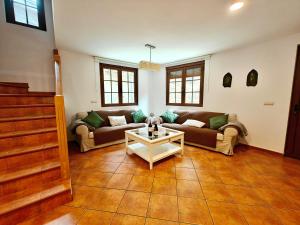 salon z 2 kanapami i stolikiem kawowym w obiekcie Casa el Tejo w mieście San Cristóbal de Valdueza