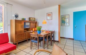 a dining room with a table and chairs at Charmante Maison Proche Plage in Vaux-sur-Mer