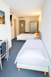 Postel nebo postele na pokoji v ubytování Hôtel de Genève et Restaurant , Faverges-Seythenex